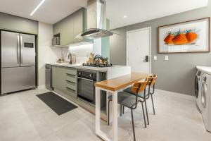Η κουζίνα ή μικρή κουζίνα στο Majestic Sunset Condo Arpoador