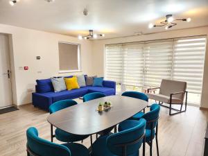 Posezení v ubytování Horizon House, Stunning 2-Bedroom Flat 1, Parking, Netflix, Oxford