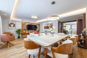 Μια τηλεόραση ή/και κέντρο ψυχαγωγίας στο Majestic Sunset Condo Arpoador