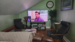 un salon avec une télévision à écran plat au mur dans l'établissement Appartement Maufils, à Québec
