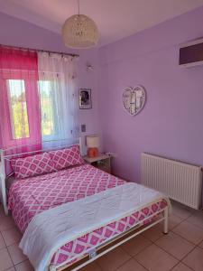 Postel nebo postele na pokoji v ubytování George's family friendly maisonette with great exterior