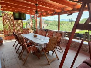 A balcony or terrace at George's family friendly maisonette with great exterior