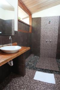 Ένα μπάνιο στο Ecotone Manu Bio Lodge All-Inclusive