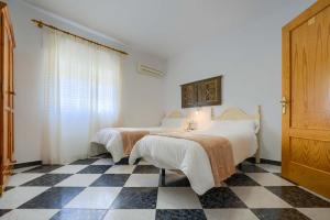 Postel nebo postele na pokoji v ubytování Hostal del Faro