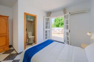 Postel nebo postele na pokoji v ubytování Hostal del Faro