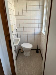 Ένα μπάνιο στο Einfaches Zimmer einfacher Preis in Lohra, Hessen Monteurzimmer - Wanderer und Biker willkommen - separates WC