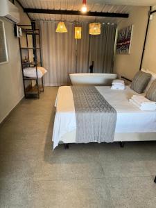 Ένα ή περισσότερα κρεβάτια σε δωμάτιο στο Micro casa quintal privativo, banheira de imersão