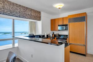 O bucătărie sau chicinetă la Four Seasons Miami Two Bedroom - 2Bath Ocean view Suite - Amazing views