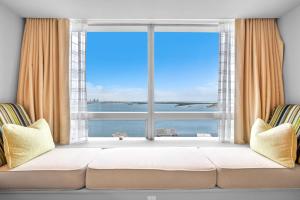 un salon avec une grande fenêtre avec vue sur l'océan dans l'établissement Four Seasons Miami Two Bedroom - 2Bath Ocean view Suite - Amazing views, à Miami