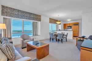 O bucătărie sau chicinetă la Four Seasons Miami Two Bedroom - 2Bath Ocean view Suite - Amazing views