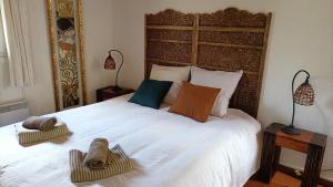 una camera da letto con un grande letto con due cesti sopra di Le Paradis de l'Ibie a Saint-Maurice-dʼIbie Altre 49 foto