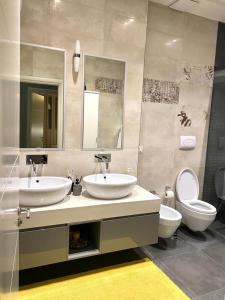 Ένα μπάνιο στο Panorama Apartment Tirana