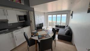 A kitchen or kitchenette at Apartments Paradise Lloret