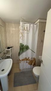 A bathroom at Apartments Paradise Lloret