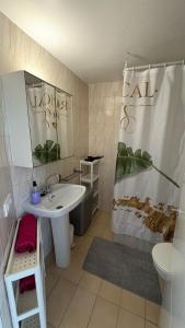 A bathroom at Apartments Paradise Lloret