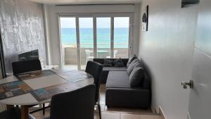 A seating area at Apartments Paradise Lloret