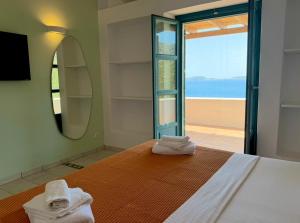 Postel nebo postele na pokoji v ubytování Lipsi Blue Hotel