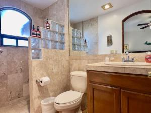Koupelna v ubytování Puerto Nuevo Villa Olas 2BR 2BA with pool