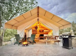 Gril dostupný pro hosty v luxury tent