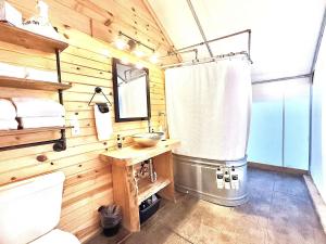 Koupelna v ubytování Glamping Tent #3 with Heat AC and Private Bath
