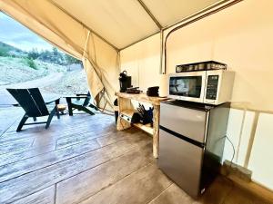 Kuchyň nebo kuchyňský kout v ubytování Glamping Tent #3 with Heat AC and Private Bath