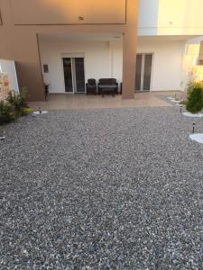 Το κτήριο όπου στεγάζεται  η παραθεριστική κατοικία +2 φωτογραφίες