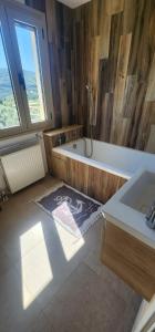 Bilik mandi di The Siesta House