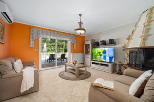 TV a/nebo společenská místnost v ubytování Haus Dodo, Oase Im Grünen