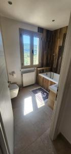 Bilik mandi di The Siesta House