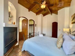 Postel nebo postele na pokoji v ubytování Puerto Nuevo Surf Villa del Cielo 2BR with pool