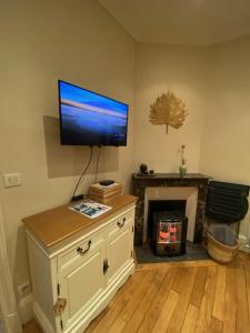 TV a/nebo společenská místnost v ubytování MYRABA - Hypercentre - Proche Thermes & Parcs