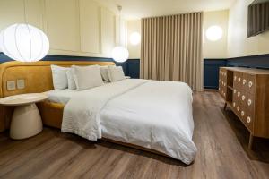Ένα ή περισσότερα κρεβάτια σε δωμάτιο στο Hotel Acqua Medellín
