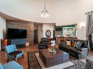 Et opholdsområde på Elegant Hacienda Villa for 20, Ocean Views, Pool