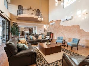 Posezení v ubytování Elegant Hacienda Villa for 20, Ocean Views, Pool