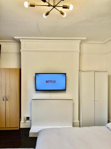 Postel nebo postele na pokoji v ubytování The Prestige Suite - London