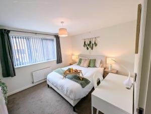 Uma cama ou camas num quarto em Steps from O2 Apollo, Ox road