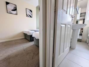 Uma cama ou camas num quarto em Steps from O2 Apollo, Ox road