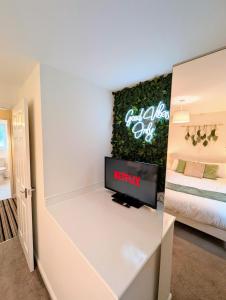 Uma cama ou camas num quarto em Steps from O2 Apollo, Ox road