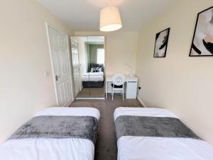 Uma cama ou camas num quarto em Steps from O2 Apollo, Ox road