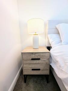 Uma cama ou camas num quarto em Steps from O2 Apollo, Ox road