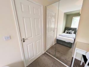 Uma cama ou camas num quarto em Steps from O2 Apollo, Ox road
