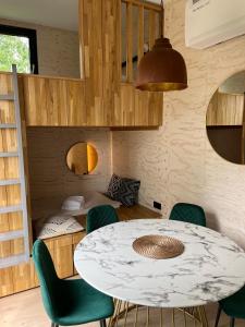 ein Zimmer mit Tisch, Stühlen und einem Bett in der Unterkunft Bramendijk in Groede