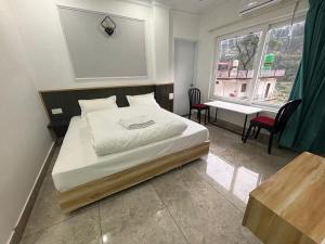 Postel nebo postele na pokoji v ubytování Parvati Heritage