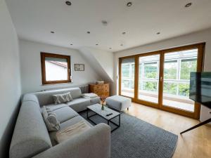 Χώρος καθιστικού στο Modern Glass Front Apartment With Amazing View B17
