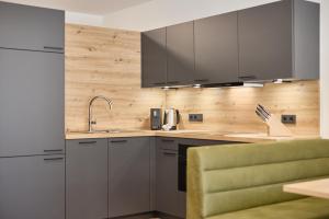Kuchyň nebo kuchyňský kout v ubytování Das Refugium Mountain Apartment Ötztal - Längenfeld