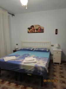 sypialnia z łóżkiem i obrazem na ścianie w obiekcie Appartamenti Di Laura w mieście Pastrengo +22 zdjęcia