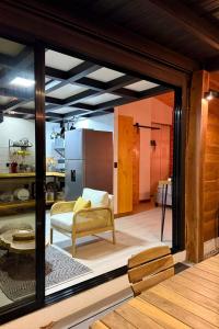 ein Wohnzimmer mit Sofa und Tisch in der Unterkunft Casa Selva Negra in Talamanca