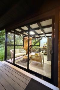 ein Wohnzimmer mit einem großen Glasfenster in der Unterkunft Casa Selva Negra in Talamanca