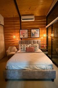 ein Schlafzimmer mit einem großen Bett mit Holzwänden in der Unterkunft Casa Selva Negra in Talamanca + 2 Fotos