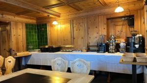 Příslušenství pro přípravu čaje a kávy v ubytování Hotel Tschuggen Davos